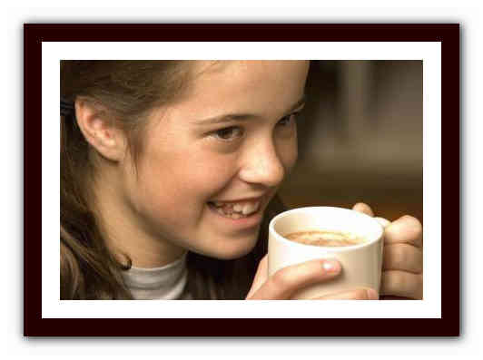 Можно подросткам пить кофе. Подростки пьют кофе. Кофе для детей 16 лет. Модел кофе для ребёнка. Кофе для детям можно детям.